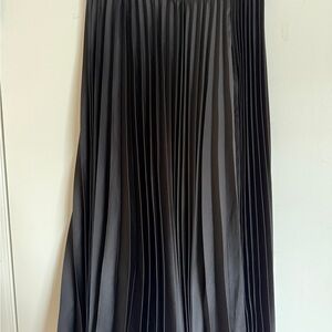 Elegant Black Pleated Skirt - Uniqlo & Theory collab